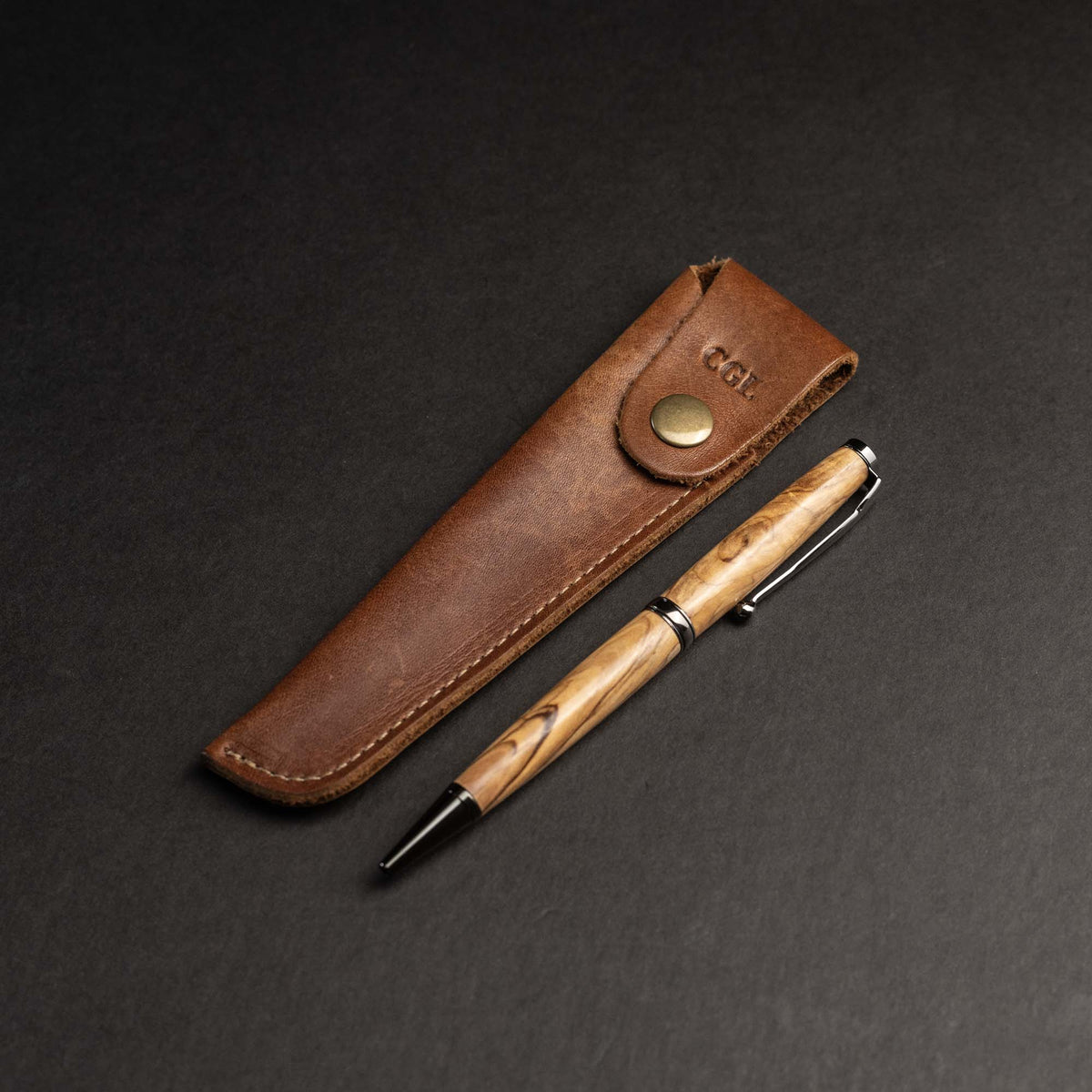 Hand - Turned Bethlehem Olive Wood Comfort Style Pen + Pen Sleeve - Holtz Leather
