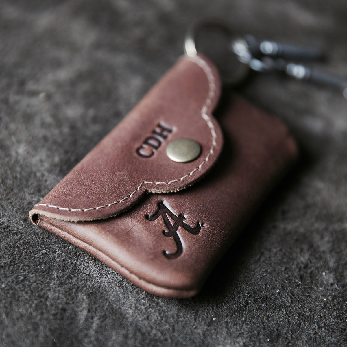 THE OFFICIALLY LICENSED ALABAMA Rosie Fine Leather Scallop Keychain Wallet - Holtz Leather